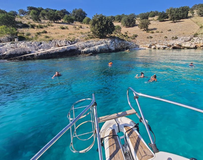 Krorëza Bay